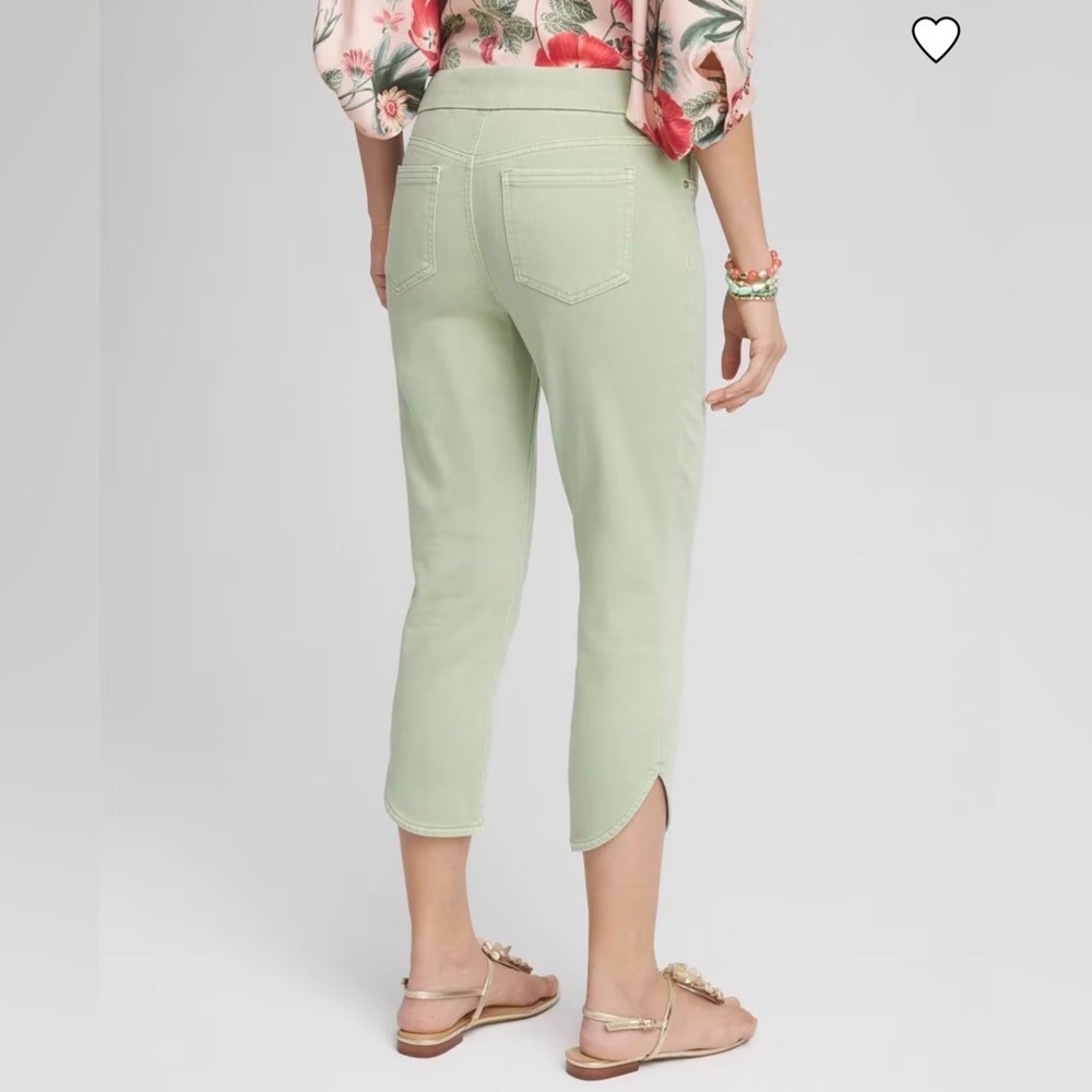 Chico's Women's Pull-On Dolphin-Hemmed Capri Jeans Mint 00 NWT $89 - Picture 3 of 9